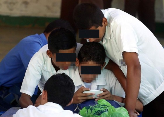 Desnudos y pornografía, lo más visto en celulares de colegiales hondureños