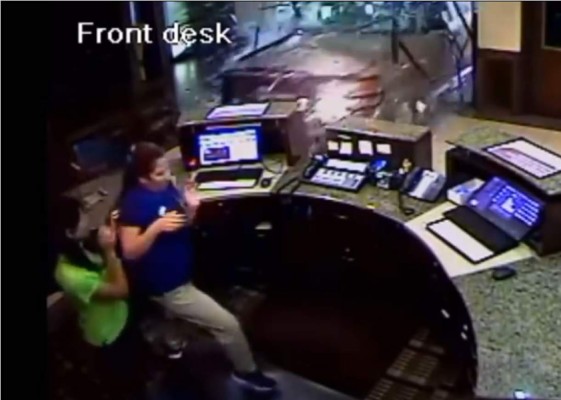 Choca su camioneta contra el lobby porque no le aceptaron la tarjeta de crédito