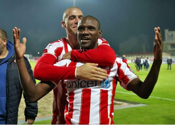 Eric Abidal completó el último partido de su carrera