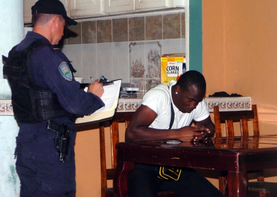 Por robo detienen a Mario Flores, portero del Parrillas One