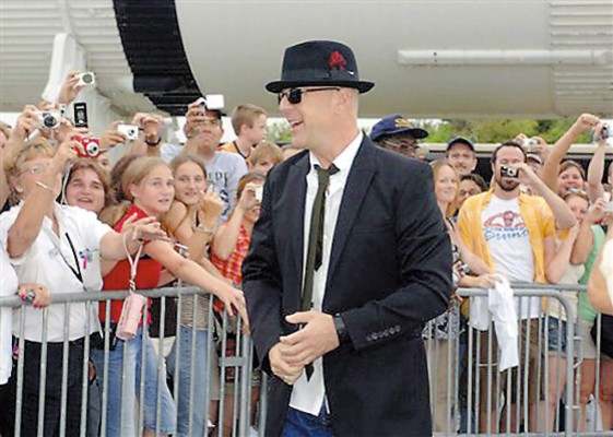 Echan a Bruce Willis de club nocturno italiano