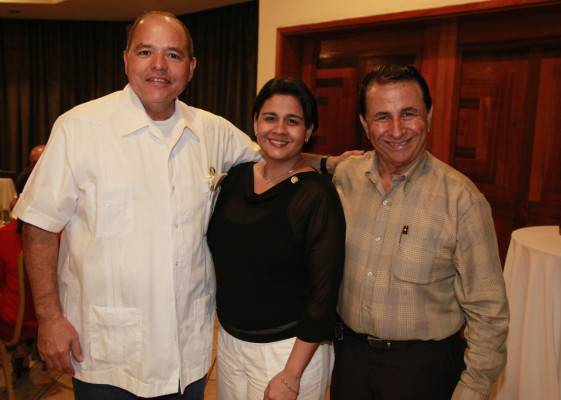 Club Rotario San Pedro Sula entrega pin Paul Harris tres zafiros