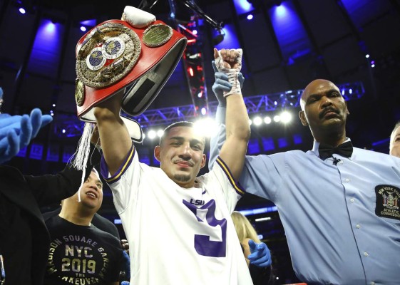 Teófimo López hizo historia al ser el primer hondureño campeón mundial de boxeo.