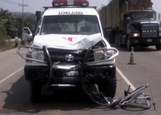 Carro de la Cruz Roja atropella a ciclista