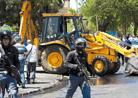 16 heridos en otro ataque con excavadora