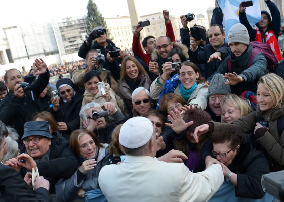 El Papa invitó a un cura a pasear en el papamóvil: '¡Vení, subí!'
