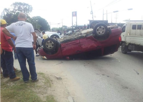 San Pedro Sula: Choque entre una camioneta y un turismo deja una persona herida