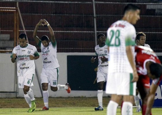 Platense sale a flote y complica al Vida