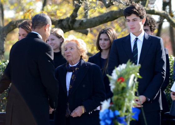 Obama y los Clinton honran a Kennedy en vísperas del aniversario de su muerte