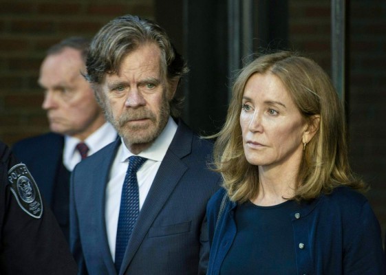 Felicity Huffman sale de prisión antes de completar condena por escándalo universitario