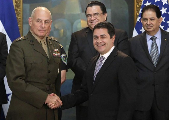 Juan Orlando Hernández habla de seguridad con William Brownfield y John Kelly