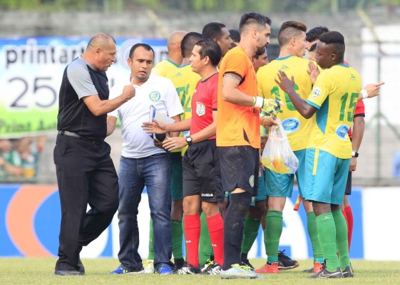¡Polémica! Los dos penales que no les pitaron al Juticalpa ante Marathón