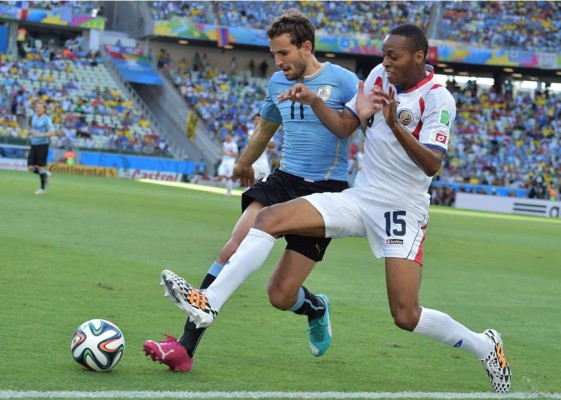 Costa Rica firma una gran remontada y sorprende a Uruguay