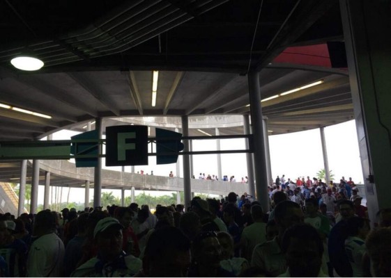 Partido Honduras-Inglaterra se suspendió por 30 minutos