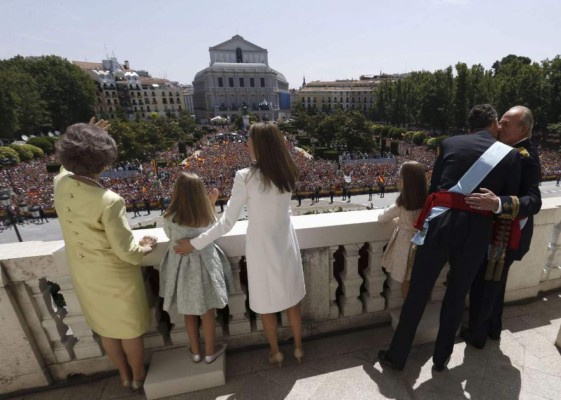 Los besos, aplausos y vestuario, imagen de los nuevos Reyes de España