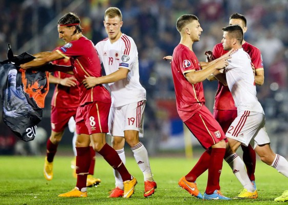 Suspendido el Serbia-Albania por incidentes tras irrupción de un dron con bandera albana