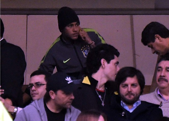 Neymar asiste al Brasil-Venezuela desde las gradas