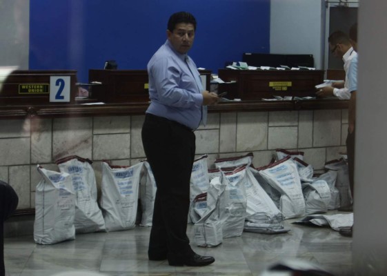 En calma y orden reclaman ahorros de Continental en cuatro bancos