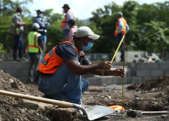 Obreros laboran contrarreloj en planteles para hospitales