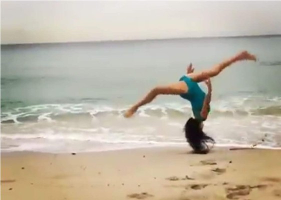 Niña posee una flexibilidad insuperable