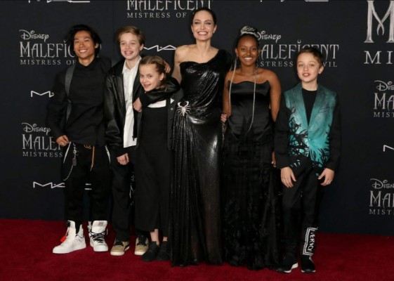Angelina Jolie dijo que Brad Pitt le impide vivir lejos por sus hijos