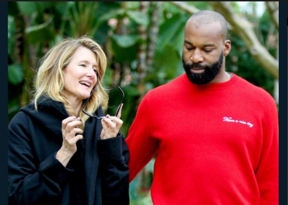 Laura Dern, a sus 50 años se ve muy apasionada con atlético moreno