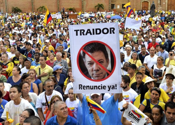 Miles de colombianos protestan contra Juan Manuel Santos