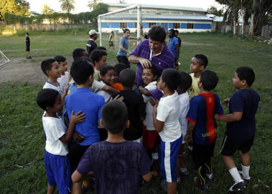 Héctor Vargas llegó a despedirse del Victoria