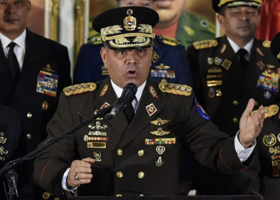 Padrino dice que 'las armas están listas para defender' a Maduro