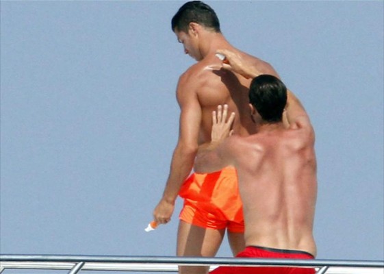 Cristiano Ronaldo es pillado muy 'cariñoso' con sus amigos