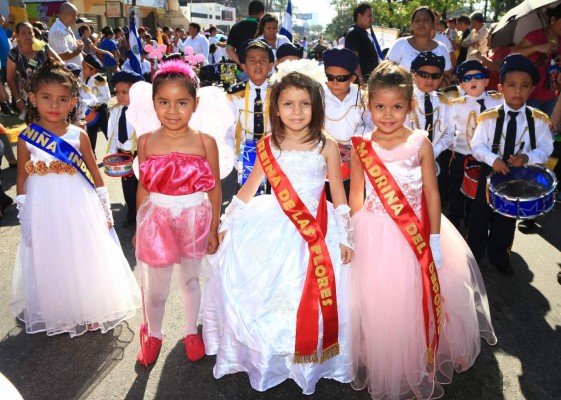 Estudiantes de pre básica muestran fervor por Honduras en desfiles