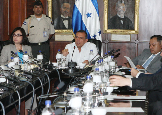 Lobo pide a funcionarios que cooperen con las comisiones de transición