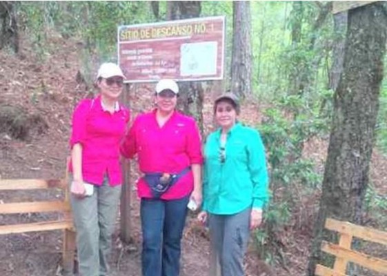 Presidente de Honduras disfruta sus vacaciones haciendo caminata en la cordillera de Celaque