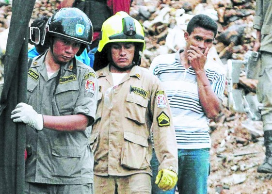 Cuerpos de rescate abandonan mina de San Juan Arriba