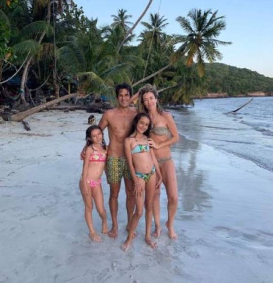 La actriz colombiana está casada desde hace mucho tiempo y tiene dos hijas, a las cuales adora más que nada en el mundo. Marcela trata de pasar todo el tiempo al lado de su familia. En su Instagram comparte varias postales.