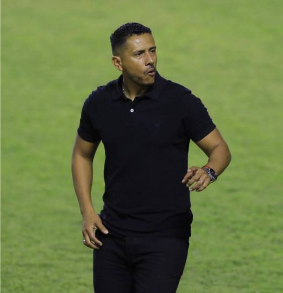 El entrenador colombiano Álvaro Herrera debutó con el pie derecho en el Lone FC.