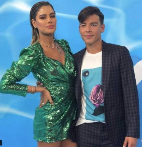 La modelo colombiana Ariadna Gutiérrez posó junto a Manolo Vergara en la alfombra azul.