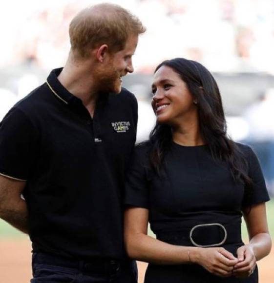 Aún se desconoce el nombre de los padrinos, aunque sí ha trascendido que 'son amigos de la pareja', pero no personajes públicos.<br/><br/>Meghan y Harry han compartido imágenes del bautizo en su cuenta oficial de Instagram.