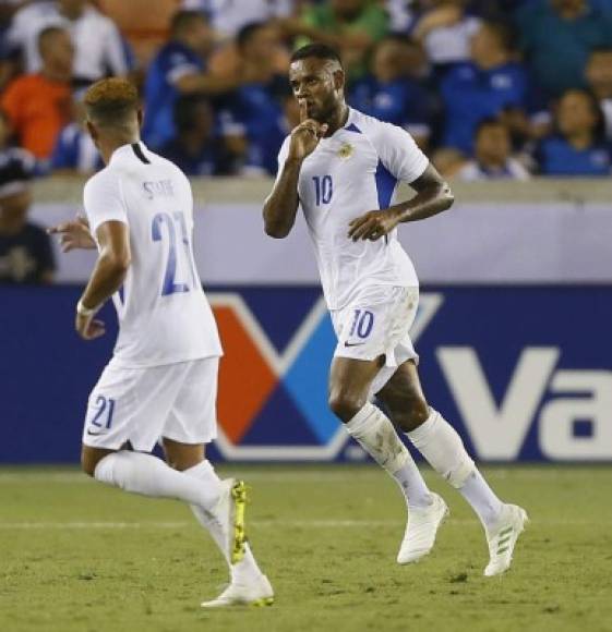 El gesto del goleador del partido. Leandro Bacuna marcó el gol de la victoria de Curazao sobre Honduras y mandó a callar a la mayoría de catrachos que habían en el estadio.