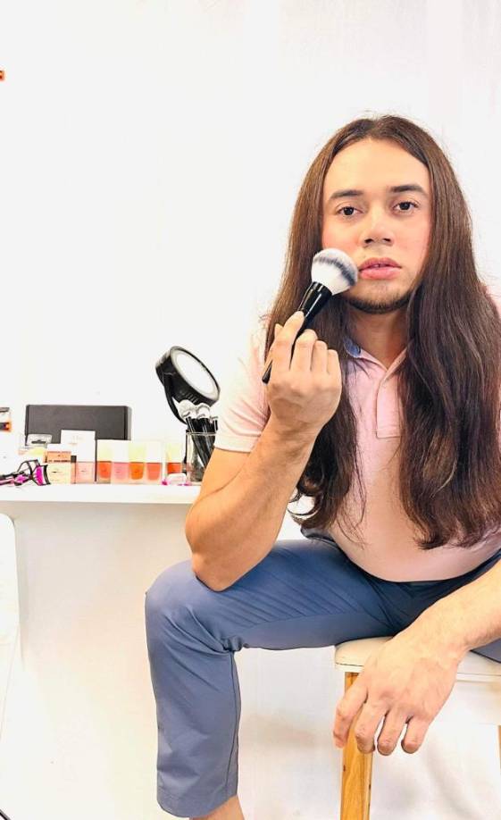 Asimismo, contó sobre lo difícil que es emprender siendo migrante en otro país “En un país donde la discriminación está vigente, claro que es un reto, uno que estamos dispuestos a tomar, sin importar la xenofobia y la homofobia misma, esta segunda, que tendremos que soportar no solo en este país, sino los comentarios de una sociedad que culturalmente es homofóbica”. 