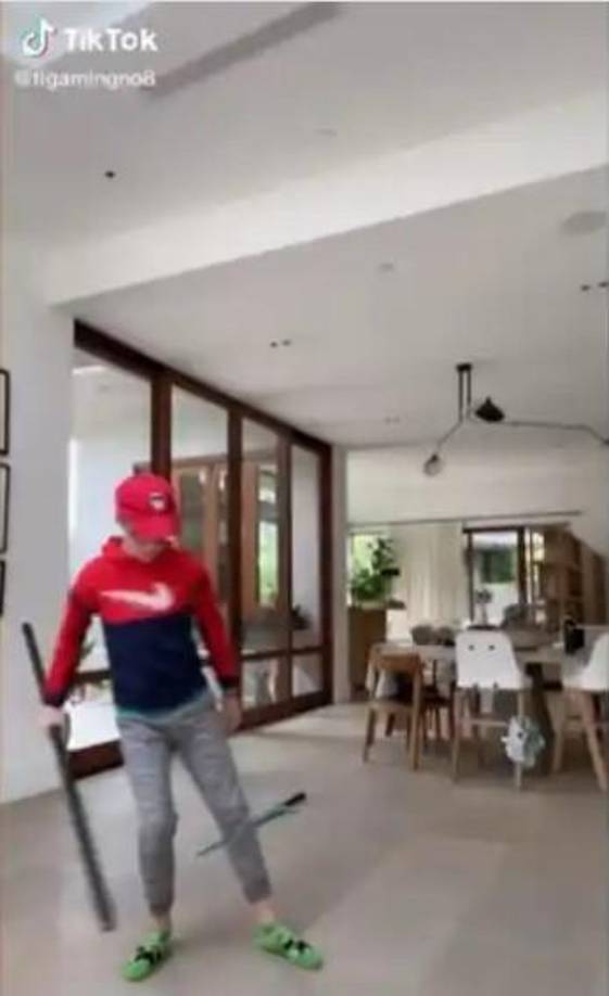 La enorme propiedad también cuenta con una sala de piano, una cocina súper equipada con electrodomésticos de alta gama, adornos y piezas de arte que la hacen parecer una galería y grandes espacios donde los más pequeños de la casa pueden jugar.