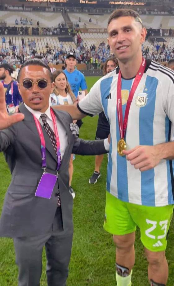 El personaje turco también se fotografió con una de las figuras de la final, Emiliano ‘Dibu‘ Martínez.