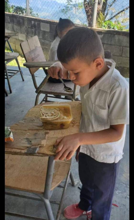 Los maestros también exigen se mejoren las condiciones para que los niños reciban clase de calida.