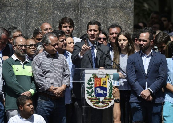 Guaidó anuncia el cese de la 'usurpación' y convoca a 'gran movilización' en Venezuela