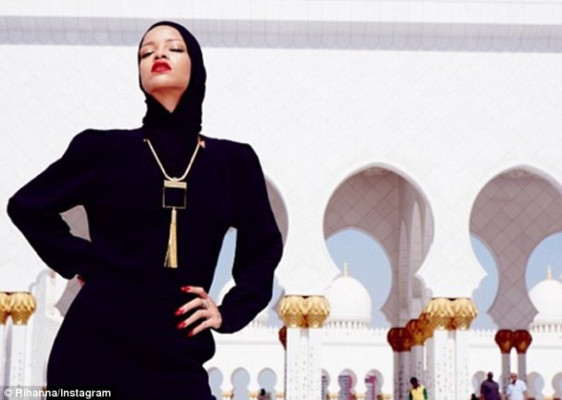 Rihanna, expulsada de mezquita