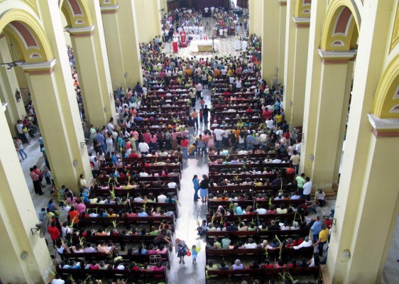 La catedral San Pedro Apostol de San Pedro Sula es insuficiente para albergar a tantos feligreses que llegan en Semana Santa.