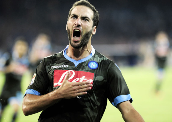 Higuaín y Callejón mantienen líder al Napoli