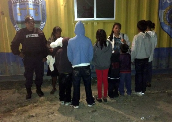Detienen a mujeres que llevaban ilegalmente 8 niños hondureños