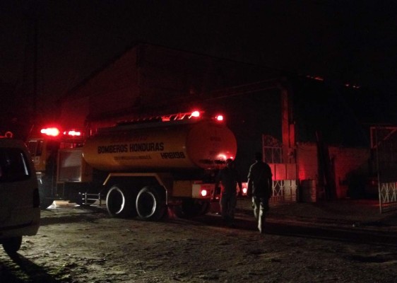 Bomberos controlan incendio en bodega sampedrana