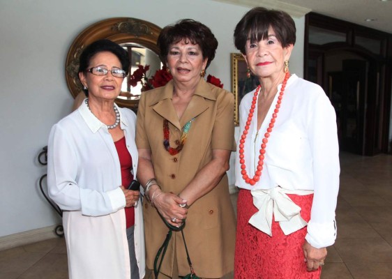 Damas se reunen para el esperado almuerzo solidario